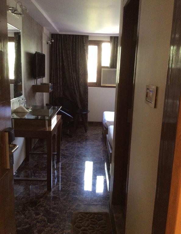 Sapna Hotel Bombay